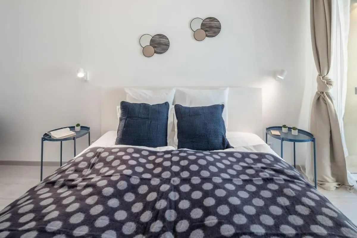 Modern Apt In Authentic Central Area Budapest Lägenhet